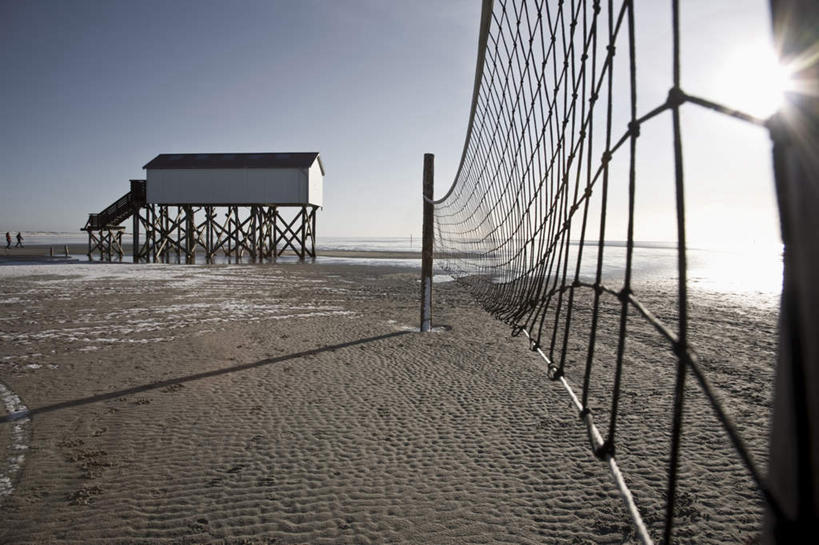 无人,家,栏杆,横图,室外,白天,正面,度假,海浪,海洋,美景,沙滩,楼梯,城市风光,城市,德国,欧洲,阴影,光线,扶手,排球网,沙子,影子,房屋,阶梯,屋子,海岸,景观,浪花,球网,沙地,娱乐,护栏,楼房,台阶,住宅,蓝色,蓝天,天空,阳光,海水,天,享受,休闲,景色,放松,晴朗,西欧,海景,万里无云,德意志联邦共和国,石荷州,石勒苏益格.荷尔斯泰因,石勒苏益格.荷尔斯泰因州,大海,风浪,海,海水的波动,海滩,近岸浪,涌浪,晴空,晴空万里,彩图,房子