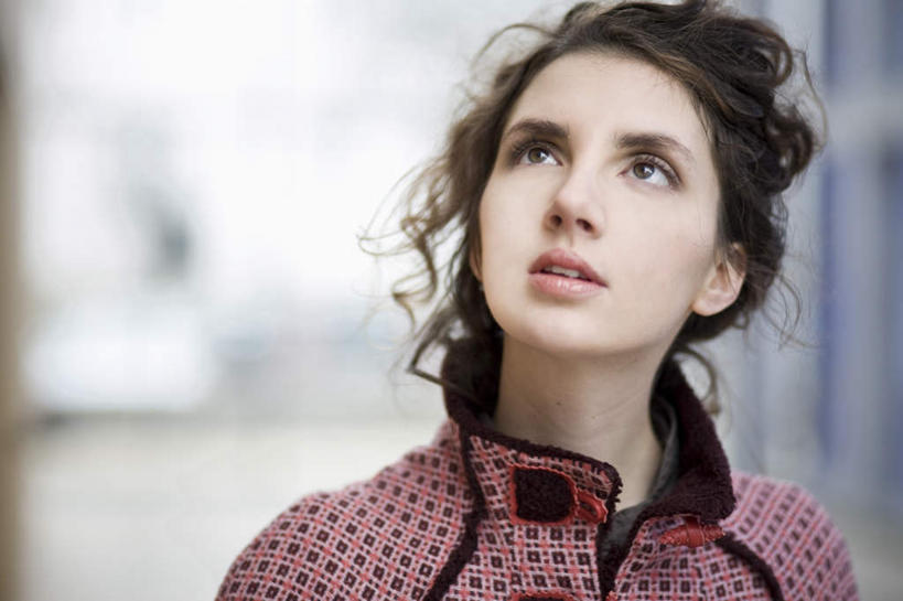 西方人,脸,头,脸颊,一个人,站,笑,微笑,露齿笑,横图,室外,特写,白天,正面,欧洲,欧洲人,仅一个年轻女性,仅一个女性,仅一个人,阴影,服装,新鲜,光线,影子,棕色,注视,休闲装,衣服,阳光,看,站着,休闲,思考,休闲服,考虑,服饰,关注,奇怪,奇异,希奇,稀罕,年轻女性,女人,女性,白种人,头部,长发,卷发,脸部,脸蛋,面部,抬头,仰头,站立,半身,彩图