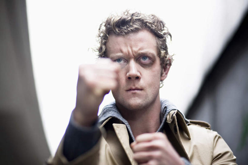 西方人,脸,头,脸颊,拳,头发,一个人,站,横图,室外,特写,白天,仰视,欧洲,欧洲人,仅一个男性,仅一个人,阴影,服装,生气,光线,影子,注视,休闲装,仅一个年轻男性,衣服,阳光,观察,看,站着,休闲,皱眉,休闲服,金色,愤怒,服饰,观看,恼怒,察看,愤慨,怒气,气愤,发怒,关注,怒火,受伤,情绪,脾气,忿怒,怨恨,强烈,气忿,愤恨,激动,男人,男性,年轻男性,白种人,头部,脸部,脸蛋,面部,拳头,站立,半身,彩图,低角度拍摄,淤青