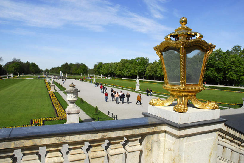 西方人,走,说,横图,俯视,室外,白天,度假,讨论,草地,草坪,美景,植物,城市风光,城市,路灯,照明,德国,欧洲,欧洲人,行人,游客,游人,阴影,服装,光线,影子,景观,云,云朵,桥,灯光,许多人,云彩,注视,休闲装,娱乐,石桥,慕尼黑,路人,旅客,栈桥,灯,草,树,树木,衣服,蓝色,绿色,白云,蓝天,天空,阳光,自然,天,观察,看,一群人,享受,休闲,休闲服,景色,放松,服饰,生长,晴朗,成长,观看,人行桥,照亮,察看,照明设备,西欧,关注,德意志联邦共和国,首府,巴伐利亚,巴伐利亚州,拜恩州,拜恩自由州,宁芬堡,宁芬堡皇宫,过客,交流,男人,男性,年轻男性,年轻女性,女人,女性,白种人,晴空,步行,沟通,讲话,交谈,散步,商讨,说话,谈话,走路,彩图,高角度拍摄,全身