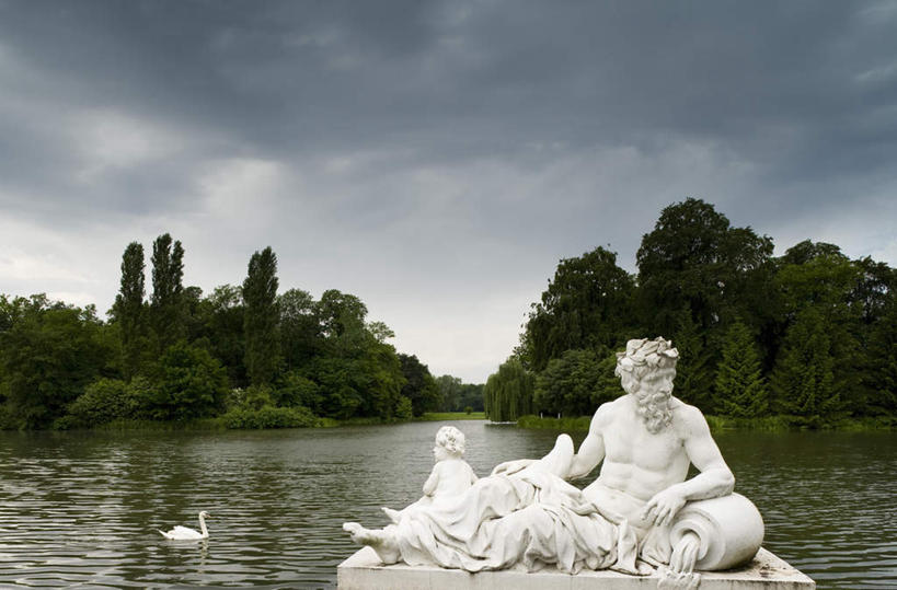 儿童,胡须,头发,无人,坐,投,横图,室外,白天,正面,旅游,度假,安全,湖,湖泊,石头,美景,森林,树林,水,植物,鹅,鸟,野生动物,天鹅,雕塑,阴影,艺术,装饰,平静,光线,鸟类,雕刻,雕像,石子,影子,湖面,景观,水流,水面,云,云朵,云彩,娱乐,树,树木,小孩,绿色,白色,白云,天空,阳光,自然,动物,工艺品,湖水,天,享受,休闲,景色,放松,可爱,生长,晴朗,成长,纪念,宁静,美术,自然风光,主题,和平,安详,陈列,功能,美学,形象,太平,安适,安好,宁靖,男孩,男人,男性,孩子,胡子,络腮胡,石块,晴空,鹄,抛,扔,撒,掷,坐着,彩图,男生,小天鹅