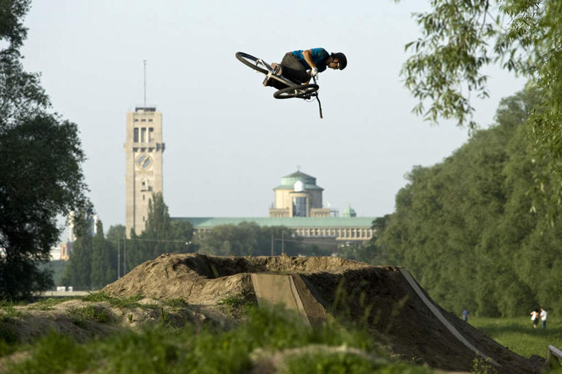 西方人,一个人,家,横图,室外,白天,侧面,运动服,旅游,度假,草地,草坪,植物,自行车,欧洲,欧洲人,仅一个男性,仅一个人,阴影,服装,光线,影子,房屋,墙,屋顶,屋子,山地车,娱乐,楼房,墙壁,墙面,住宅,车,脚踏车,草,树,树木,仅一个年轻男性,衣服,蓝色,绿色,蓝天,天空,阳光,自然,交通工具,天,享受,休闲,放松,腾空,服饰,生长,成长,衣着,穿着,载具,衣饰,翻腾,男人,男性,年轻男性,白种人,彩图,全身,房子,运动装