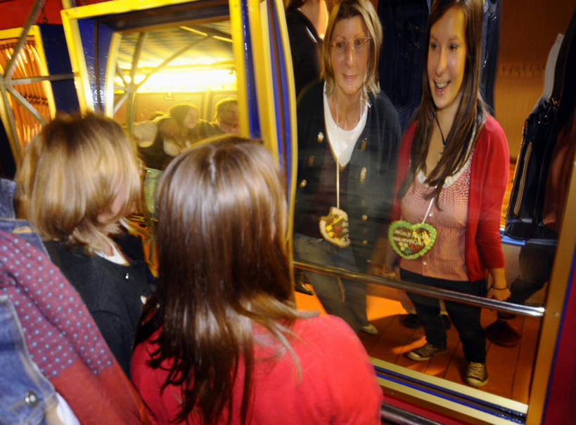 西方人,头发,两个人,站,笑,微笑,露齿笑,横图,俯视,室内,白天,旅游,度假,镜子,鞋子,欧洲,欧洲人,阴影,服装,裤子,节日,庆祝,装饰,光线,影子,文化,娱乐,衣服,红色,黑色,阳光,站着,庆典,享受,休闲,放松,服饰,纪念,帆布鞋,休闲鞋,华丽,修饰,点缀,镜像,夹克,衣着,镜面,穿着,衬托,美观,雅致,雅观,衣饰,茄克,女人,女性,中年女性,白种人,长发,站立,半身,彩图,高角度拍摄