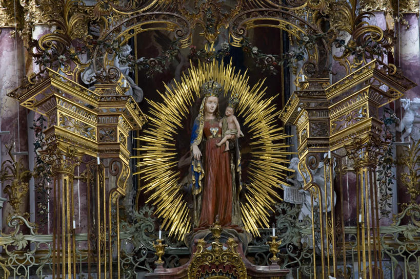 婴儿,儿童,无人,两个人,家庭,母亲,儿子,教堂,横图,室内,白天,正面,旅游,度假,纯洁,植物,标志建筑,地标,建筑,蜡烛,雕塑,圣母,阴影,节日,艺术,装饰,光线,雕刻,雕像,环,影子,烛台,建筑群,文化,娱乐,建设,花,小孩,绿色,阳光,自然,工艺品,祈祷,享受,休闲,健康,温暖,温馨,母子,一家人,放松,可爱,母爱,许愿,宗教,信仰,活泼,生长,成长,纪念,祈求,美术,和睦,风格,主题,宝宝,陈列,信念,纯真,烂漫,无邪,玛利亚,功能,美学,形象,巴洛克,伶俐,平安,天真,年轻女性,女人,女性,孩子,彩图,全身,大教堂,礼拜堂,融洽