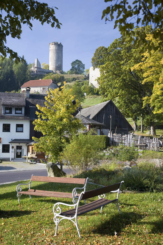 无人,家,竖图,室外,白天,正面,度假,草地,草坪,美景,植物,城市风光,城市,道路,路,公路,叶子,椅子,奥地利,欧洲,阴影,光线,影子,房屋,木椅,屋子,景观,枯叶,落叶,交通,娱乐,楼房,住宅,草,树,树木,蓝色,绿色,蓝天,天空,阳光,自然,天,享受,休闲,景色,放松,生长,晴朗,成长,中欧,万里无云,奥地利共和国,上奥地利,上奥地利州,叶,叶片,晴空,晴空万里,马路,彩图,房子