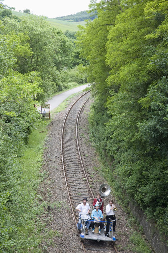 西方人,四个人,站,坐,竖图,俯视,室外,白天,旅游,度假,草地,草坪,美景,树林,植物,道路,路,铁路,公路,德国,欧洲,欧洲人,乐队,表演,握,阴影,服装,风俗,民俗,光线,影子,景观,大号,鼓,架子鼓,乐器,铜管乐器,小号,轨道,交通,铁轨,音乐,拿,演奏,拿着,休闲装,娱乐,打鼓,队伍,草,树,树木,衣服,蓝色,绿色,蓝天,天空,阳光,自然,天,吹,站着,享受,休闲,休闲服,景色,放松,握着,运输,服饰,生长,晴朗,成长,打击乐器,演出,节奏,节拍,西欧,自然风光,铜管,奏乐,万里无云,德意志联邦共和国,非洲鼓,低音大号,民风,莱茵兰.普法尔茨州,传统乐器,上演,男人,男性,年轻男性,白种人,晴空,晴空万里,马路,站立,坐着,彩图,高角度拍摄,全身