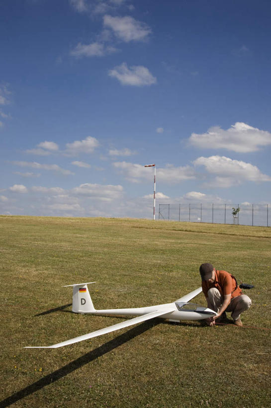 西方人,一个人,机场,栏杆,蹲,竖图,室外,白天,正面,T恤衫,植物,飞机,飞机场,帽子,欧洲,欧洲人,仅一个男性,仅一个人,握,阴影,网状,服装,枯萎,光线,网,影子,栅栏,篱笆,云,云朵,围栏,枯草,飞机模型,交通,拿,T恤,云彩,拿着,注视,休闲装,航空,运动帽,护栏,草,仅一个年轻男性,衣服,黄色,蓝色,白色,白云,蓝天,天空,阳光,停机坪,交通工具,天,低头,观察,看,休闲,休闲服,橙色,鸭舌帽,握着,运输,服饰,一架,晴朗,观看,察看,客机,关注,载具,男人,男性,年轻男性,白种人,晴空,蹲着,彩图,全身