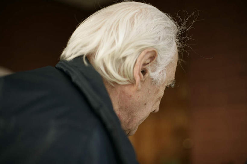 西方人,脸,头,脸颊,一个人,站,横图,室内,特写,白天,欧洲,欧洲人,仅一个男性,仅一个人,服装,朦胧,模糊,注视,休闲装,外套,肩膀,背面,衣服,白色,黑色,观察,看,站着,仅一个老年男性,休闲,休闲服,服饰,观看,察看,关注,老年男性,男人,男性,白种人,头部,脸部,脸蛋,面部,外衣,站立,半身,彩图,短发