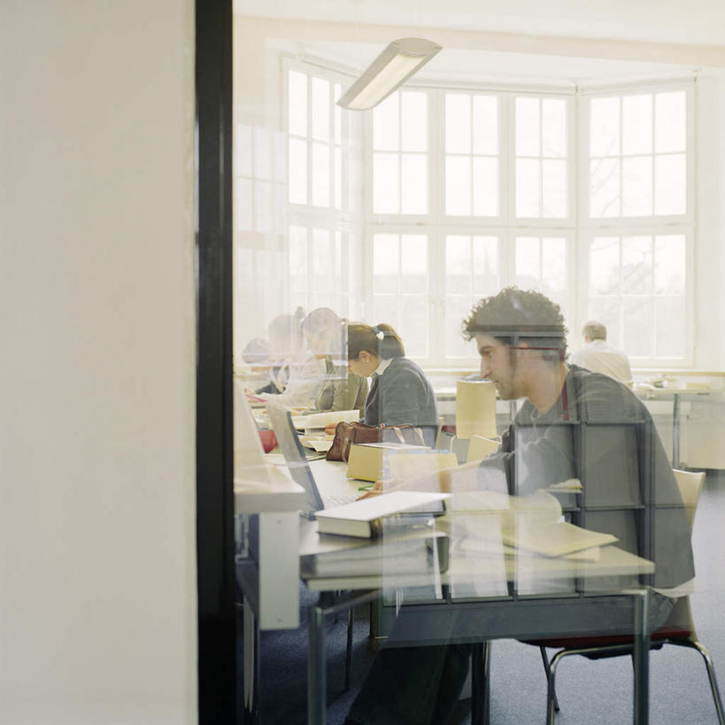 西方人,伙伴,朋友,图书馆,坐,方图,室内,白天,侧面,友谊,电脑,笔记本电脑,窗户,桌子,书籍,椅子,照明,欧洲,欧洲人,许多,握,服装,网络,木椅,灯光,很多,许多人,拿,拿着,注视,休闲装,通讯设备,书桌,吊灯,玻璃窗,灯,衣服,课桌,灯具,观察,看,一群人,休闲,同学,休闲服,握着,服饰,观看,照亮,察看,无线,照明设备,校友,关注,通信设备,无线网络,无线上网,便携式电脑,浏览室,同窗,学友,友情,手提电脑,男人,男性,年轻男性,年轻女性,女人,女性,白种人,书,图书,坐着,半身,彩图,书库,图书库,阅览室