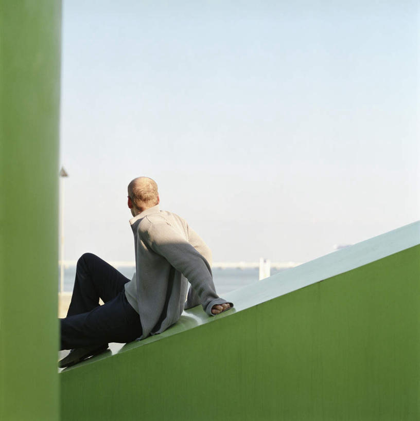 西方人,秃头,一个人,坐,竖图,室外,白天,侧面,海浪,海洋,欧洲,欧洲人,仅一个男性,仅一个人,仅一个中年男性,撑,阴影,服装,光线,影子,墙,浪花,扭头,注视,休闲装,墙壁,墙面,衣服,蓝色,绿色,蓝天,天空,阳光,海水,天,观察,看,转头,休闲,休闲服,服饰,晴朗,观看,察看,撑着,关注,海景,万里无云,男人,男性,中年男性,白种人,光头,无发,大海,风浪,海,海水的波动,近岸浪,涌浪,晴空,晴空万里,坐着,彩图,全身