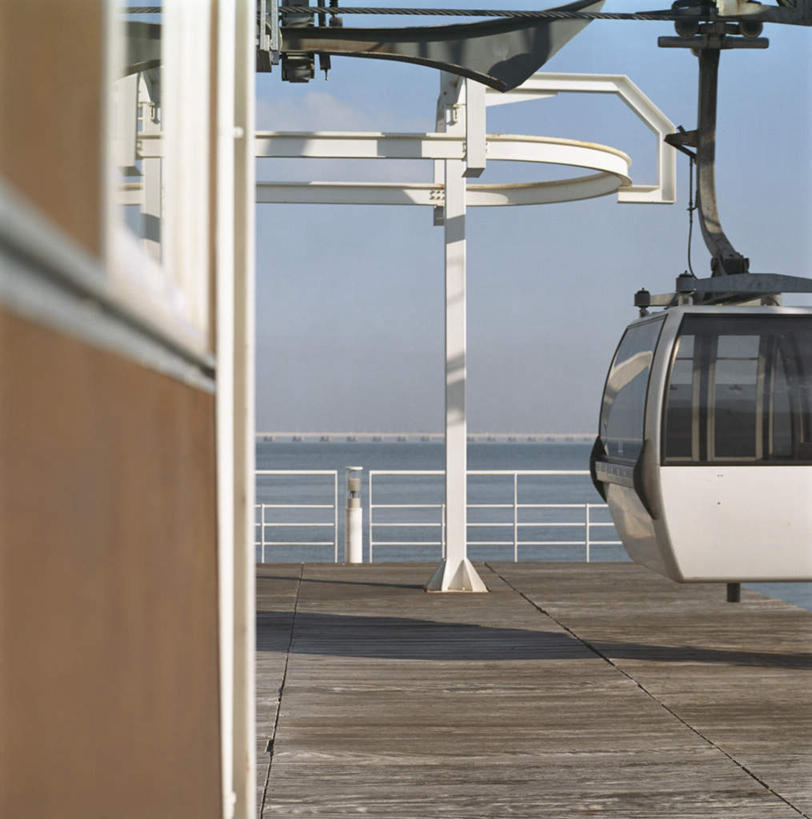 无人,家,竖图,室外,白天,正面,度假,海浪,海洋,美景,窗户,城市风光,城市,道路,路,阴影,光线,影子,房屋,墙,屋子,景观,浪花,水平线,云,云朵,小路,辽阔,交通,海平线,云彩,娱乐,楼房,玻璃窗,墙壁,墙面,住宅,缆车,一个,蓝色,白云,蓝天,天空,阳光,海水,交通工具,天,享受,休闲,广阔,景色,放松,晴朗,单个,一望无际,海景,索道,无边无际,一马平川,缆索铁路,大海,风浪,海,海水的波动,近岸浪,涌浪,晴空,彩图,房子,水天相接,水天一线