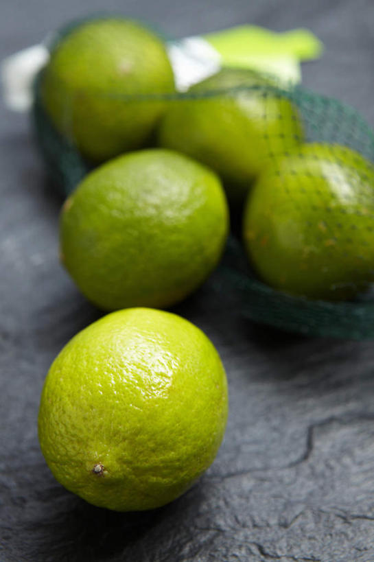 无人,竖图,俯视,室内,特写,白天,餐桌,桌子,袋子,水果,五个,许多,阴影,朦胧,模糊,新鲜,光线,影子,生食,食品,果实,网袋,食物,一个,绿色,容器,有机食品,绿色食品,单个,餐台,储藏,储存,酸橙,代代,橙子,橙,彩图,高角度拍摄,贮存