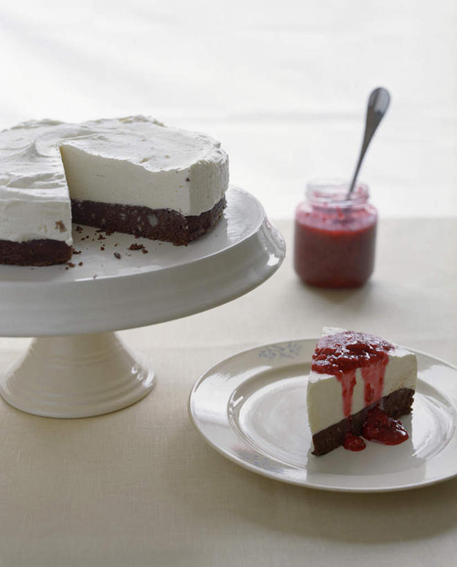 点心,无人,竖图,俯视,室内,特写,白天,下午茶,餐桌,桌子,草莓,浆果,餐具,水果,玻璃,阴影,新鲜,光线,碟子,盘,影子,勺子,生食,食品,甜点,甜品,果实,玻璃制品,食物,糕点,盘子,玻璃瓶,瓶子,调羹,碟,汤匙,果酱,甜食,奶油,四个,有机食品,绿色食品,餐台,乳制品,广口瓶,果子酱,激凌,克林姆,淇淋,洋莓,水果皇后,红莓,地莓,彩图,高角度拍摄,蛋糕