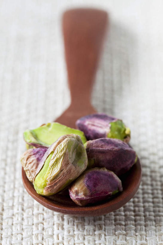 无人,竖图,俯视,室内,特写,白天,桌面,桌子,阴影,朦胧,模糊,光线,木制,影子,勺子,坚果,一个,木制品,调羹,汤匙,干果,单个,无名子,开心果,胡棒子,绿仁果,彩图,高角度拍摄