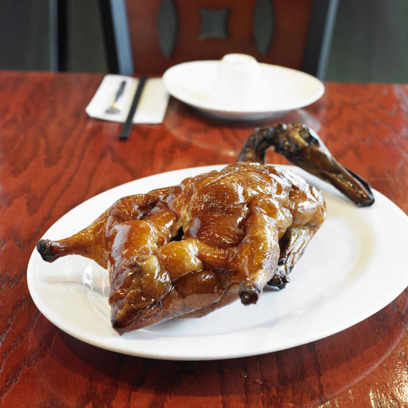 烤鸭,无人,方图,俯视,室内,特写,白天,筷子,桌面,桌子,餐具,椅子,阴影,光线,木制,叉子,碟子,盘,影子,木椅,肉,文化,传统,鸭肉,肉类,盘子,木制品,碟,礼节,礼仪,肉食,餐叉,进餐用具,彩图,高角度拍摄