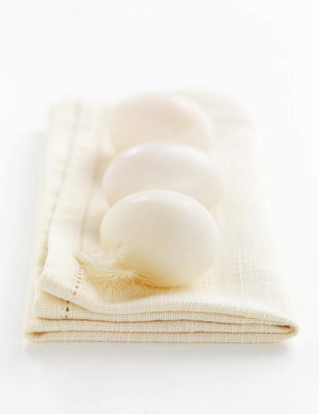 无人,竖图,俯视,室内,特写,白天,白色背景,一排,阴影,整齐,光线,布料,影子,蛋,布纹,鸭蛋,桌布,排列,三个,一个,白色,餐巾,台布,摄影,影棚,单个,队列,卵,鸭卵,彩图,高角度拍摄,影棚拍摄,拍摄