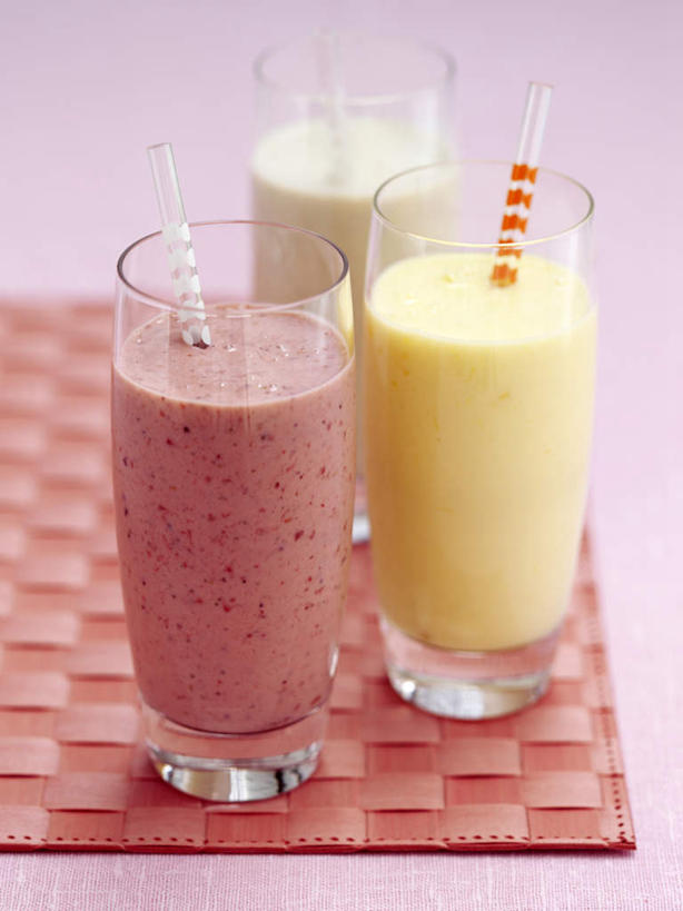 果汁,牛奶,无人,竖图,俯视,室内,特写,白天,餐桌,桌子,杯子,阴影,朦胧,模糊,光线,影子,饮品,两杯,一杯,营养,玻璃制品,饮料,三个,粉色,水杯,垫子,搅拌棒,餐台,乳制品,奶,可口,奶昔,安神,适口,玻璃杯,彩图,高角度拍摄