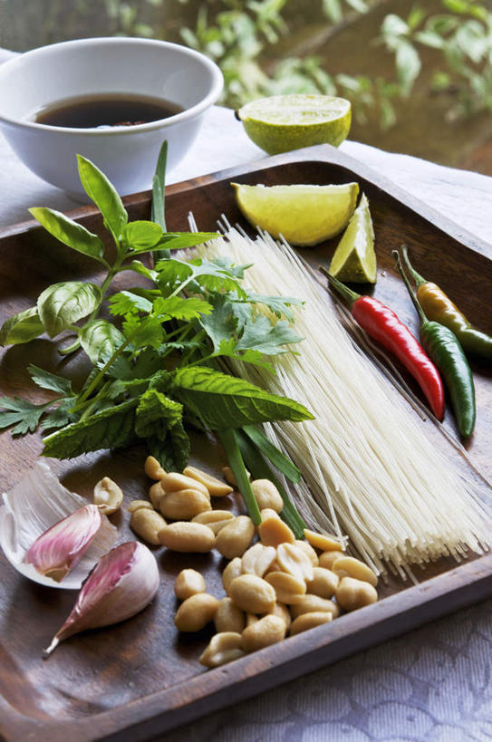 无人,竖图,俯视,室外,特写,白天,植物,桌面,桌子,豆,花生,辣椒,蔬菜,洋葱,餐具,水果,阴影,朦胧,模糊,新鲜,光线,木制,碟子,盘,影子,陶瓷,豆类,豆子,香菜,生食,香料,食品,坚果,果实,草药,陶瓷制品,中药,米线,食物,一个,盘子,木制品,容器,碟,碗,香草,长生果,有机食品,绿色食品,单个,储藏,罗勒,储存,紫苏,花生仁,药材,中草药,豆科,辣角,红海椒,大椒,辣虎,广椒,胡菜,香荽,原荽,园荽,芫荽,九层塔,圣约瑟夫草,甜罗勒,兰香,中药材,本草,酸橙,落花生,落生,胡荽,莞荽,芫茜,芫蓿,莚葛草,莚荽菜,代代,花生米,橙子,橙,圆葱,洋葱头,球葱,辣子,花生豆,红辣椒,海椒,番椒,彩图,高角度拍摄,贮存