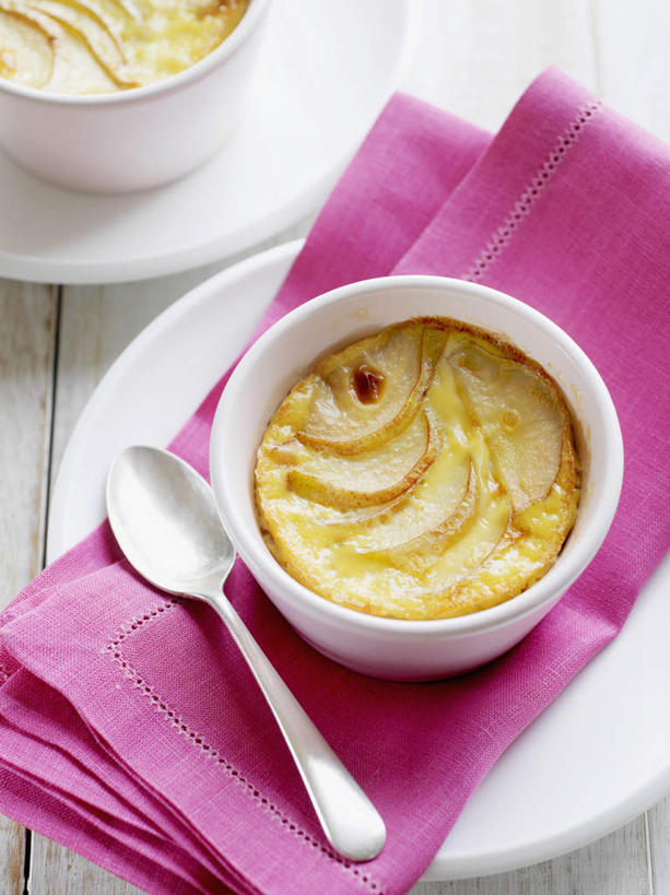 无人,竖图,俯视,室内,特写,白天,餐桌,桌子,梨,餐具,水果,一把,阴影,新鲜,反射,木制,布料,碟子,盘,影子,勺子,陶瓷,蛋,鸡蛋,生食,蒸蛋,食品,果实,陶瓷制品,布纹,桌布,食物,紫色,盘子,餐巾,木制品,容器,调羹,碟,台布,汤匙,碗,香梨,有机食品,绿色食品,餐台,储藏,储存,草鸡蛋,卵,蛋羹,生梨,餐桌布,彩图,高角度拍摄,水蛋,本鸡蛋,笨鸡蛋,柴鸡蛋,山鸡蛋,土鸡蛋,贮存