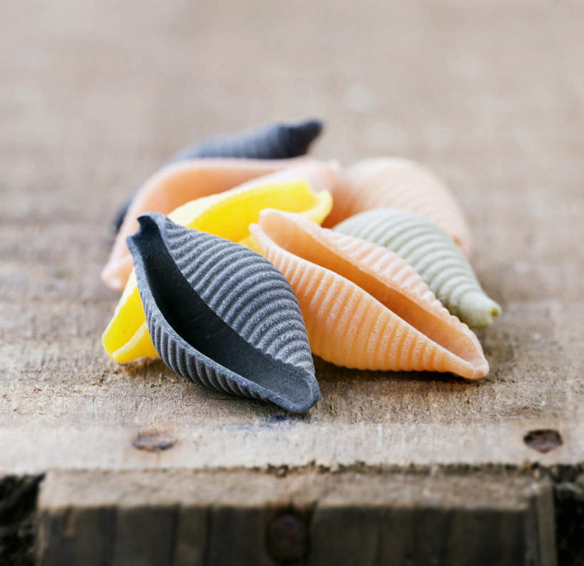 面食,面条,意大利面,无人,横图,俯视,室内,特写,白天,西餐,一堆,许多,阴影,堆叠,堆积,朦胧,模糊,反射,木制,影子,木箱,面,料理,食品,很多,食物,黄色,黑色,木制品,容器,箱子,橙色,西式,储藏,堆,贝壳面,储存,彩图,高角度拍摄,贮存