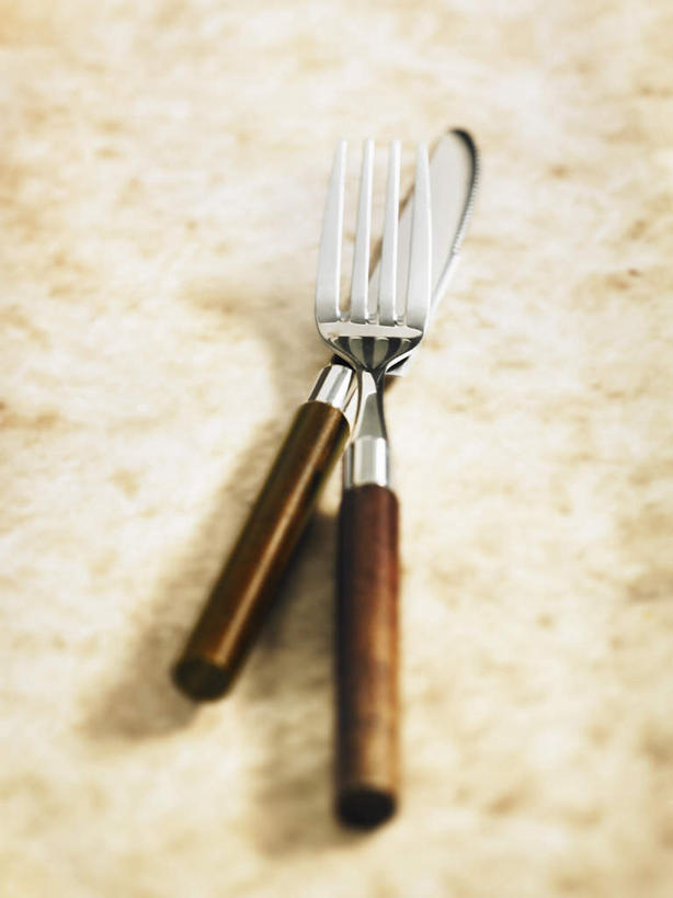 无人,竖图,俯视,室内,特写,白天,餐桌,桌子,静物,餐具,金属制品,阴影,反射,金属,叉子,刀叉,刀子,影子,两个,餐台,餐刀,餐叉,进餐用具,彩图,高角度拍摄