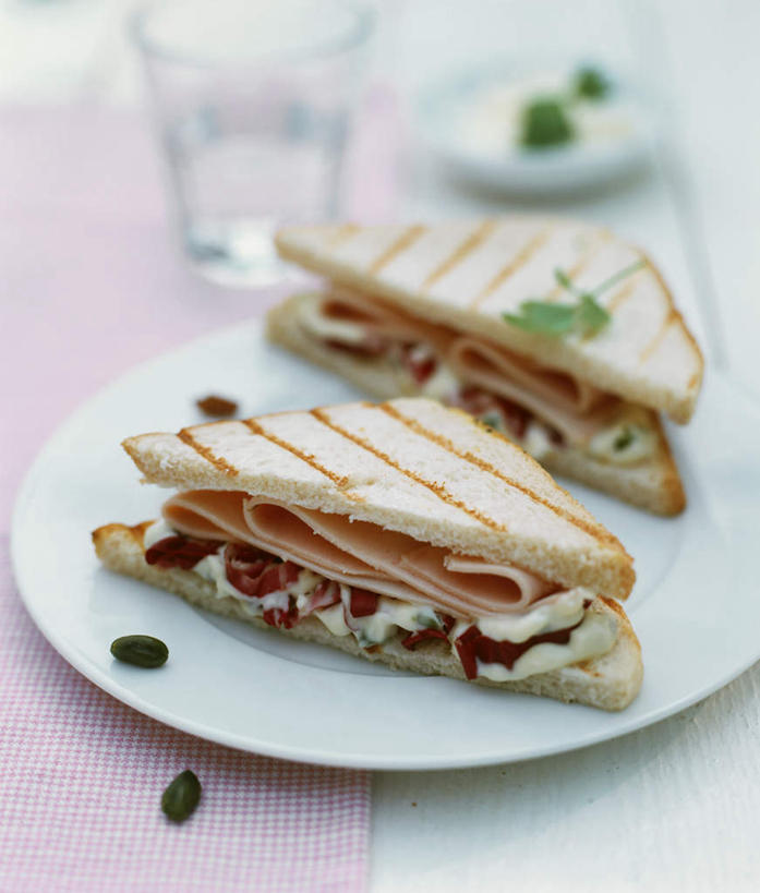 奶酪,无人,竖图,俯视,室内,特写,白天,烹饪,西餐,水,餐桌,桌子,蔬菜,杯子,餐具,阴影,朦胧,模糊,新鲜,反射,碟子,盘,液体,影子,水滴,菊苣,肉,香肠,干酪,起司,三明治,料理,食品,苦菜,腊肠,芝士,营养,菜肴,美食,肉类,玻璃制品,食物,两个,一个,盘子,水杯,碟,快餐,乳酪,西式,佳肴,有机食品,绿色食品,单个,餐台,苦苣,乳制品,横截面,发酵,剖面,肉食,西式快餐,蓝纹奶酪,三文治,斯提耳顿干酪,截面,截面图形,玻璃杯,彩图,高角度拍摄,咖啡草,咖啡萝卜,卡斯尼,明目菜,皱叶苦苣