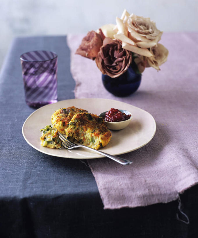 点心,煎饼,奶酪,无人,竖图,俯视,室内,特写,白天,爱情,幸福,纯洁,热情,餐桌,桌子,玫瑰,杯子,餐具,一把,阴影,装饰,盛开,反射,布料,叉子,影子,干酪,起司,食品,玫瑰花,芝士,浪漫,营养,花蕾,布纹,文化,饼,小吃,玻璃制品,桌布,花,花瓣,花朵,鲜花,食物,糕点,紫色,餐巾,水杯,台布,花苞,花蕊,温暖,温馨,乳酪,恩爱,餐台,华丽,修饰,点缀,和睦,乳制品,感动,发酵,土豆饼,餐叉,衬托,美观,雅致,雅观,尊敬,天真,刺玫花,徘徊花,玻璃杯,进餐用具,餐桌布,彩图,高角度拍摄,马铃薯煎饼,土豆煎饼,融洽