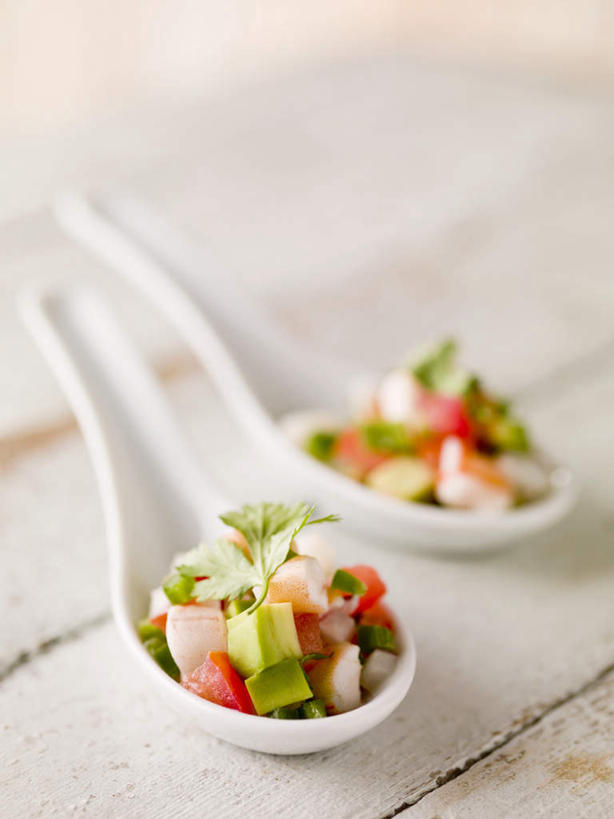 无人,竖图,俯视,室内,特写,白天,烹饪,西餐,餐桌,桌子,蔬菜,阴影,朦胧,模糊,新鲜,反射,木制,影子,勺子,调料,酱料,酱汁,肉,鱼肉,佐料,料理,食品,调味品,两把,调味料,酱,菜肴,美食,肉类,食物,腌制,白色,木制品,调羹,汤匙,西式,佳肴,有机食品,绿色食品,餐台,肉食,咸鱼,消食,彩图,高角度拍摄,腌鱼,开胃