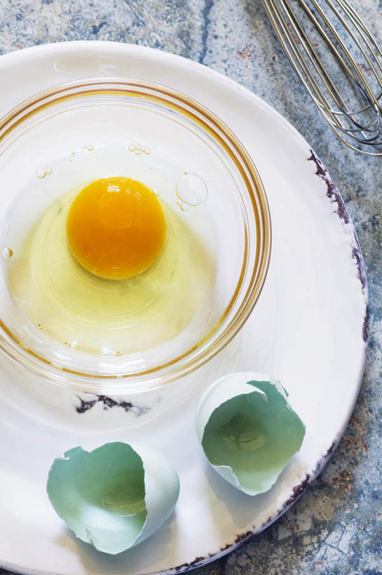 无人,竖图,俯视,室内,特写,白天,餐桌,桌子,餐具,阴影,反射,碟子,盘,影子,蛋,蛋黄,蛋壳,鸡蛋,一个,白色,盘子,碟,单个,餐台,草鸡蛋,卵,彩图,高角度拍摄,本鸡蛋,笨鸡蛋,柴鸡蛋,山鸡蛋,土鸡蛋