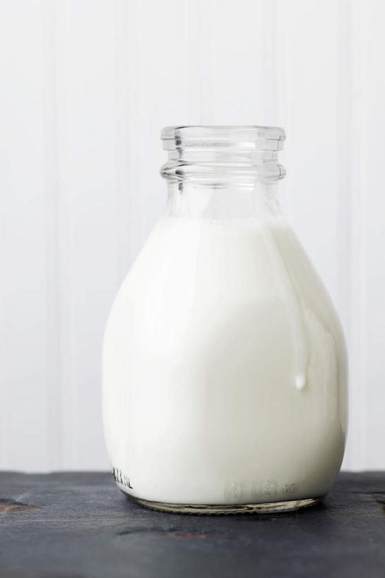 牛奶,无人,竖图,室内,特写,白天,正面,餐桌,桌子,阴影,反射,影子,饮品,营养,玻璃制品,饮料,一个,玻璃瓶,瓶子,单个,餐台,乳制品,奶,牛乳,安神,彩图