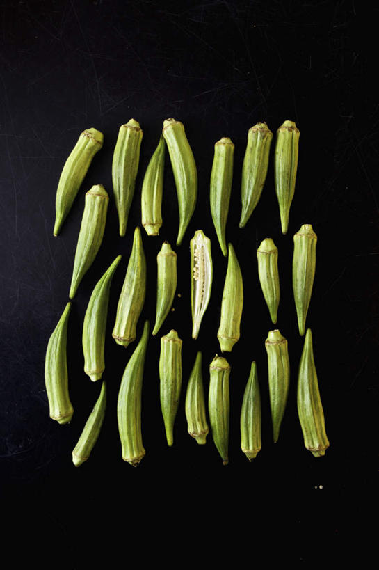 无人,竖图,俯视,室内,特写,白天,餐桌,桌子,蔬菜,一排,许多,阴影,黑色背景,新鲜,整齐,并列,并排,反射,影子,秋葵,食品,很多,食物,排列,摄影,有机食品,绿色食品,影棚,餐台,队列,毛茄,羊角豆,平行,黄秋葵,咖啡黄葵,彩图,高角度拍摄,影棚拍摄,拍摄,羊角菜