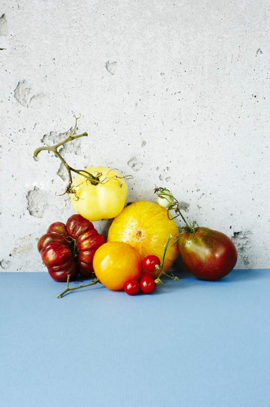 无人,竖图,俯视,室内,特写,白天,白色背景,餐桌,桌子,蔬菜,西红柿,小番茄,许多,阴影,新鲜,反射,影子,食品,很多,食物,黄色,蓝色,摄影,有机食品,绿色食品,影棚,餐台,小西红柿,樱桃小番茄,珍珠小番茄,樱桃番茄,圣女果,番茄,彩图,高角度拍摄,影棚拍摄,拍摄,黄色小番茄