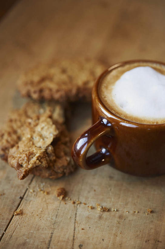 点心,咖啡,无人,竖图,俯视,室内,特写,白天,幸福,餐桌,桌子,葡萄,杯子,阴影,朦胧,模糊,反射,木制,瓷器,影子,食品,褐色,咖啡杯,陶瓷制品,一杯,娱乐,食物,饮料,一个,木制品,饼干,零食,享受,休闲,温馨,葡萄干,放松,乐趣,单个,餐台,提神,舒适,瓷杯,醒脑,软饮料,拿铁,拿铁咖啡,乌珠木,山葫芦,蒲桃,草龙珠,彩图,高角度拍摄,燕麦饼