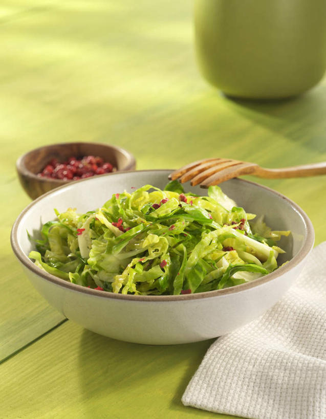 无人,竖图,俯视,室内,特写,白天,餐桌,桌子,蔬菜,一堆,许多,阴影,堆叠,堆积,新鲜,反射,木制,影子,陶瓷,花菜,花椰菜,调料,酱料,酱汁,生食,蔬菜沙拉,佐料,沙拉,食品,陶瓷制品,调味品,很多,调味料,色拉,酱,辣酱,沙律,菜花,食物,白色,木制品,容器,碗,有机食品,绿色食品,餐台,色拉酱,储藏,堆,椰菜花,辣椒酱,储存,千岛酱,彩图,高角度拍摄,贮存