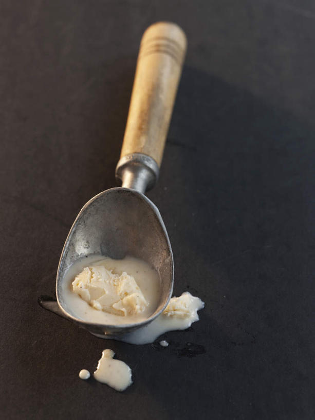 无人,竖图,俯视,室内,特写,白天,餐桌,桌子,金属制品,阴影,不锈钢,灰色背景,融化,反射,金属,影子,勺子,冰激凌,清凉,一个,调羹,冷饮,舒服,冰淇淋,摄影,影棚,单个,餐台,解暑,解渴,雪糕,熔化,舒爽,冰糕,消暑,溶化,熔解,消溶,雪糕勺,冰激凌勺,防锈,彩图,高角度拍摄,影棚拍摄,拍摄,不锈耐酸钢,挖球器,挖球勺