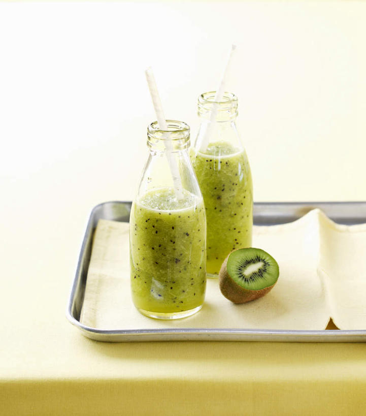 果汁,无人,竖图,俯视,室内,特写,白天,餐桌,桌子,猕猴桃,餐具,水果,阴影,新鲜,反射,布料,碟子,盘,影子,生食,食品,果实,饮品,布纹,玻璃制品,桌布,食物,饮料,两个,盘子,玻璃瓶,餐巾,瓶子,碟,台布,猕猴桃汁,有机食品,绿色食品,餐台,可口,适口,奇异果,猕猴梨,餐桌布,彩图,高角度拍摄