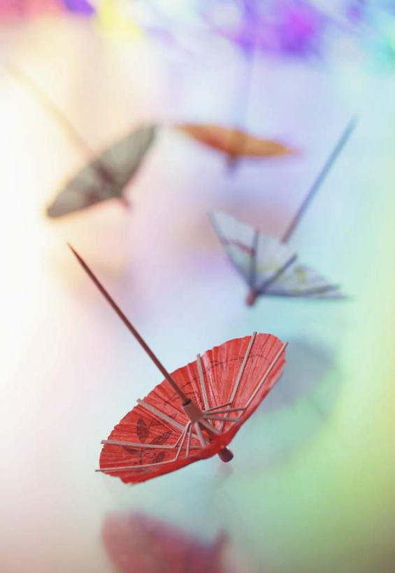 无人,竖图,俯视,室内,特写,白天,餐桌,桌子,静物,许多,阴影,朦胧,模糊,装饰,反射,伞,影子,纸伞,很多,排列,餐台,华丽,修饰,点缀,小伞,衬托,美观,雅致,雅观,摆列,鸡尾酒伞,酒杯伞,伞签,彩图,高角度拍摄,布列,分列