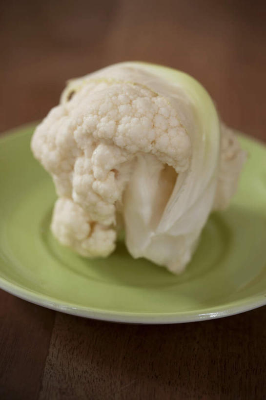 无人,竖图,俯视,室内,特写,白天,蔬菜,餐具,阴影,朦胧,模糊,新鲜,反射,碟子,盘,影子,花菜,花椰菜,食品,菜花,食物,一个,盘子,碟,摄影,有机食品,绿色食品,影棚,褐色背景,单个,椰菜花,彩图,高角度拍摄,影棚拍摄,拍摄