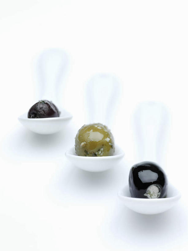 无人,竖图,俯视,室内,特写,白天,白色背景,橄榄,水果,一排,阴影,新鲜,整齐,反射,影子,勺子,生食,食品,果实,三把,食物,排列,三个,调羹,汤匙,摄影,有机食品,绿色食品,影棚,黑橄榄,队列,乌橄榄,乌榄,油橄榄,青果,白榄,彩图,高角度拍摄,影棚拍摄,拍摄