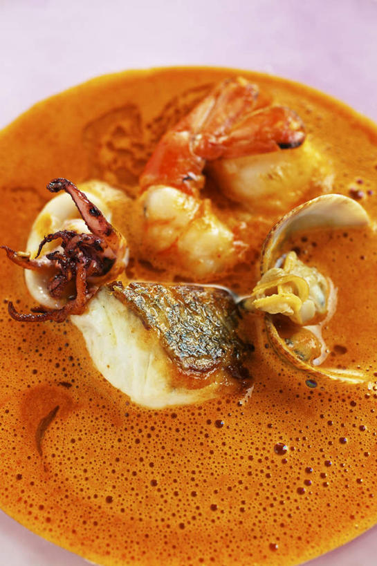 无人,竖图,俯视,室内,特写,白天,烹饪,阴影,紫色背景,反射,影子,陶瓷,肉,汤,鱼肉,料理,食品,陶瓷制品,菜肴,美食,肉类,食物,容器,碗,摄影,佳肴,影棚,储藏,储存,鱼汤,肉食,彩图,高角度拍摄,影棚拍摄,拍摄,贮存