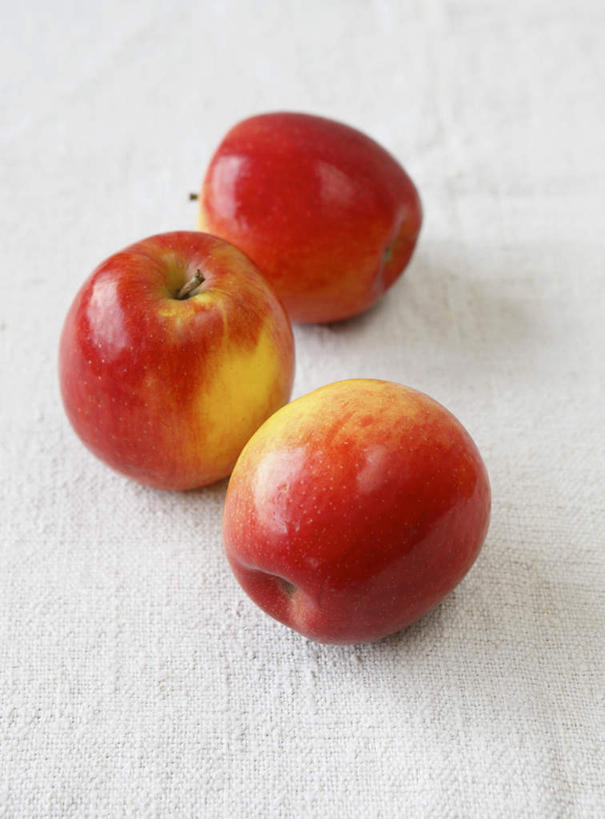 无人,竖图,俯视,室内,特写,白天,白色背景,苹果,水果,阴影,新鲜,反射,影子,生食,食品,果实,食物,三个,红色,红苹果,摄影,有机食品,绿色食品,影棚,彩图,高角度拍摄,影棚拍摄,拍摄