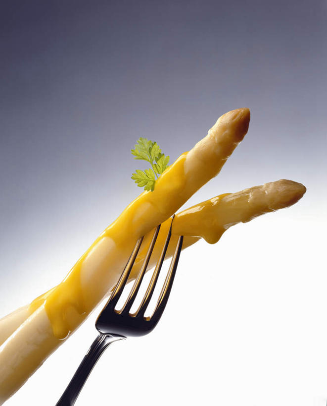 无人,竖图,室内,特写,白天,正面,芦笋,芹菜,蔬菜,餐具,一把,阴影,灰色背景,新鲜,反射,叉子,影子,白芦笋,食品,食物,摄影,有机食品,绿色食品,荷兰芹,欧芹,香芹,影棚,餐叉,法香,巴西利,洋香菜,洋芫荽,法国香菜,旱芹菜,番荽,进餐用具,猪尾巴,药鸡豆子,石刁柏,蚂蚁杆,龙须菜,狼尾巴根,彩图,影棚拍摄,拍摄