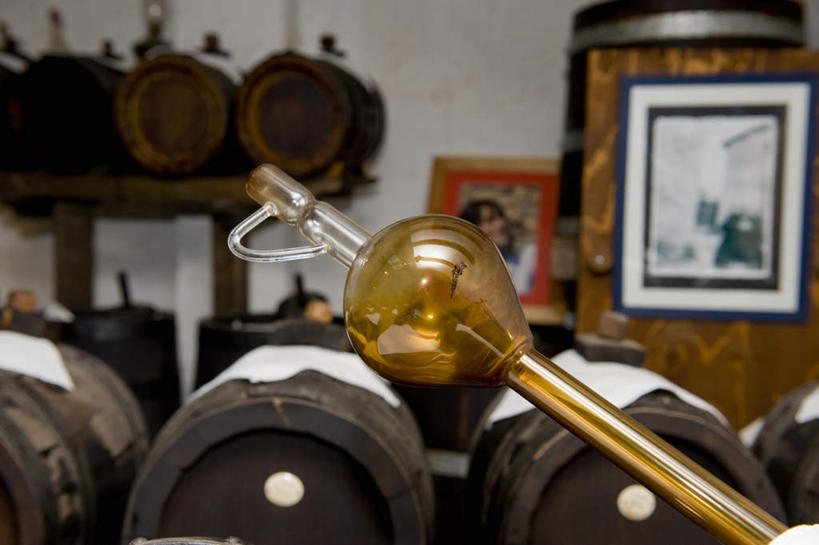 红酒,葡萄酒,无人,横图,室内,特写,白天,正面,实验,仪器,指示牌,阴影,朦胧,模糊,研究,透明,反射,分析,化学,测试,标志,漏斗,木桶,桶,文字,影子,酒类,过滤,标识,酒窖,玻璃制品,酒,饮料,容器,器皿,红葡萄酒,储藏,储存,计量,玻璃仪器,试验耗材,实验用品,分液漏斗,彩图,贮存