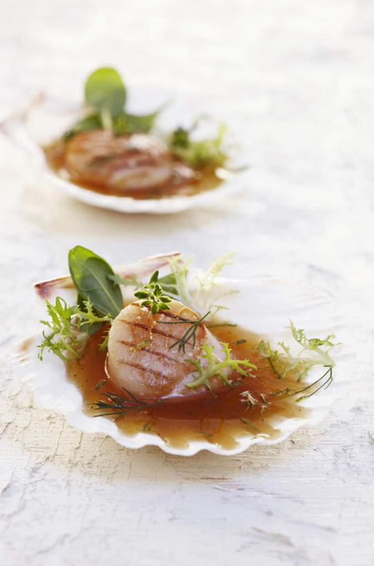 无人,竖图,俯视,室内,特写,白天,白色背景,桌子,阴影,反射,影子,调料,鸡肉,酱料,酱汁,肉,佐料,调味品,调味料,酱,肉类,两个,摄影,影棚,肉食,香草酱,床上桌,懒人桌,彩图,高角度拍摄,影棚拍摄,拍摄