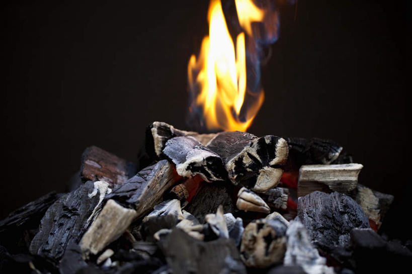 无人,横图,室内,特写,白天,正面,热情,火,一堆,阴影,堆叠,堆积,黑色背景,反射,火焰,木材,影子,燃烧,木柴,摄影,木料,影棚,堆,篝火,彩图,影棚拍摄,拍摄,营火