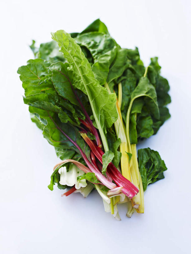 无人,竖图,俯视,室内,特写,白天,白色背景,蔬菜,一堆,许多,阴影,堆叠,堆积,新鲜,反射,影子,食品,很多,甜菜,食物,摄影,有机食品,绿色食品,影棚,堆,牛皮菜,厚皮菜,菾菜,厚合菜,莙达菜,莙荙菜,根达菜,恭菜,观达菜,彩图,高角度拍摄,影棚拍摄,拍摄