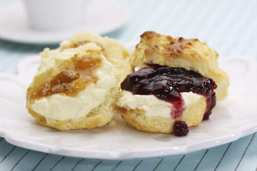 点心,无人,横图,俯视,室内,特写,白天,餐桌,桌子,杯子,餐具,阴影,反射,碟子,盘,食品,泡芙,甜点,甜品,食物,糕点,盘子,水杯,碟,果酱,甜食,奶油,餐台,乳制品,蓝莓酱,果子酱,激凌,克林姆,淇淋,茶杯,彩图,高角度拍摄