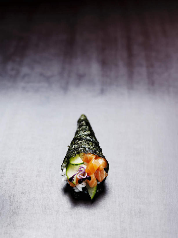 米饭,三文鱼,寿司,无人,竖图,俯视,室内,特写,白天,烹饪,桌面,桌子,鲑鱼,萝卜,胡萝卜,蔬菜,阴影,新鲜,反射,木制,影子,木桌,肉,鱼肉,日本料理,料理,食品,饭,菜肴,美食,肉类,食物,木制品,日式料理,日式,佳肴,有机食品,绿色食品,大马哈鱼,五谷,醋饭,黄萝卜,番萝卜,肉食,撒蒙鱼,萨门鱼,冰海之皇,鲑,马哈鱼,麻哈鱼,大麻哈鱼,四喜饭,加州卷,红萝卜,甘荀,彩图,高角度拍摄,丁香萝卜,胡芦菔金,金笋,木桌子