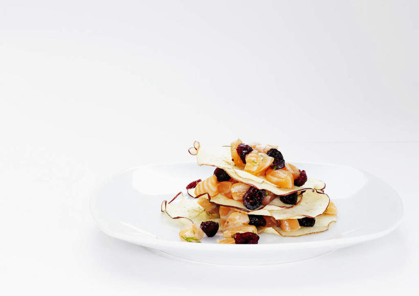 点心,无人,横图,俯视,室内,特写,白天,白色背景,下午茶,浆果,蓝莓,餐具,水果,阴影,新鲜,反射,碟子,盘,影子,生食,食品,果实,食物,糕点,盘子,碟,摄影,有机食品,绿色食品,影棚,千层酥,拿破仑,山都柿,蓝浆果,蓝靛果,彩图,高角度拍摄,影棚拍摄,拍摄,拿破仑蛋糕,都柿,笃斯,蛋糕