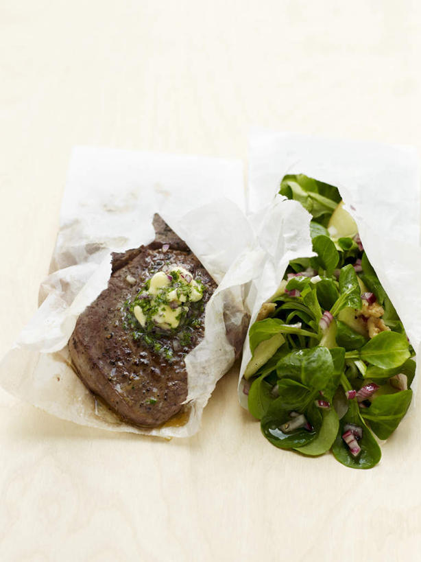 无人,竖图,俯视,室内,特写,白天,白色背景,烹饪,西餐,蔬菜,阴影,新鲜,反射,包装,包装纸,铝箔纸,锡箔纸,影子,纸,生菜,莴苣,肉,料理,食品,纸张,羊肉,菜肴,美食,肉类,食物,西式,摄影,佳肴,有机食品,绿色食品,影棚,包装材料,肉食,羊腿,锡箔,铝箔,春菜,鹅仔菜,莴仔菜,千金菜,叶用莴苣,彩图,高角度拍摄,影棚拍摄,拍摄,羊腿肉